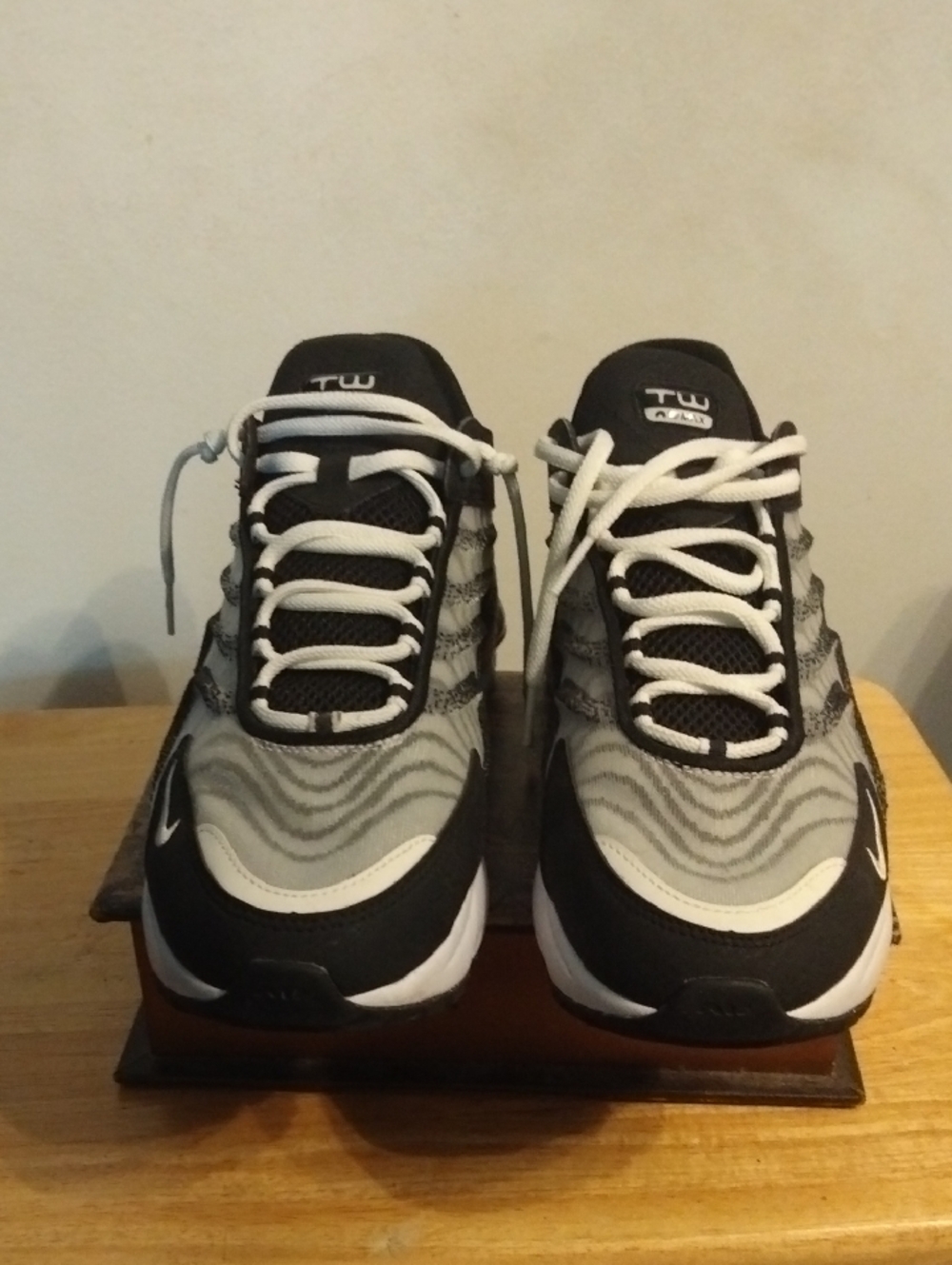 UsedNike Men's Black and White Wave-Pattern Sneakers Size 10